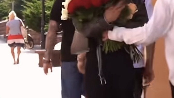 Yolda yürürken hic tanimadiginiz biri size birden cicek verse ne yaparsiniz, tepkiniz ne olur?