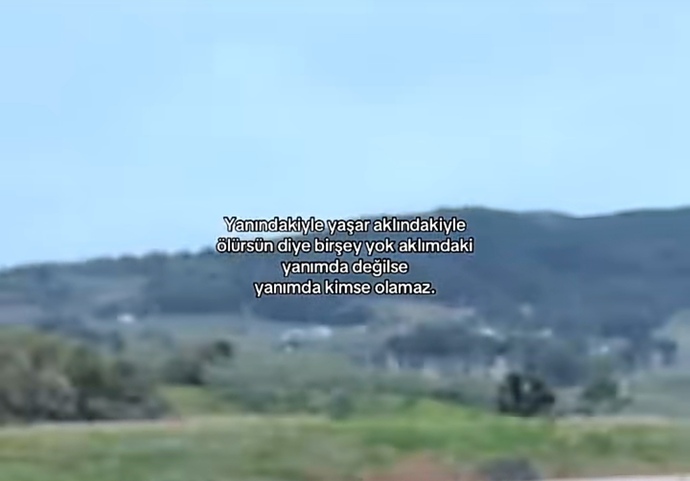 Eski sevgilimin Instagram repostu ve DM teması bana gizli gönderme mi, yoksa kafasında benden başka biri mi var?