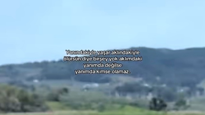 Eski sevgilimin Instagram repostu ve DM teması bana gizli gönderme mi, yoksa kafasında benden başka biri mi var?
