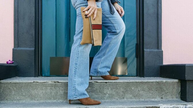 Basic t-shirtleri jean ve spor ayakkabı dışında nasıl farklı kombinlersiniz?