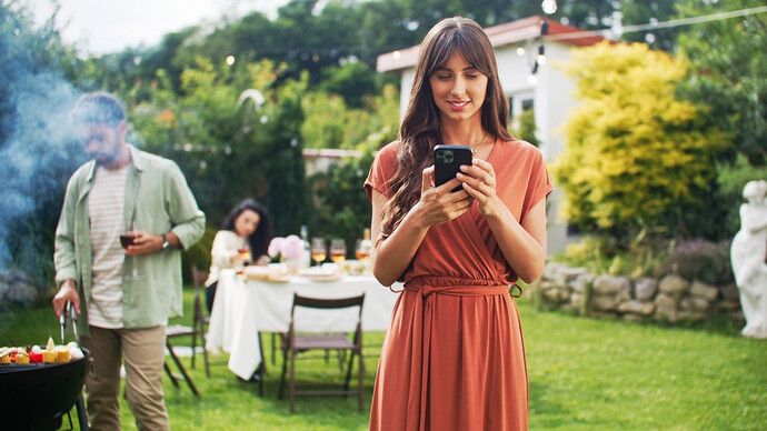 Sevgilinin telefonunu karıştırır mısın?
