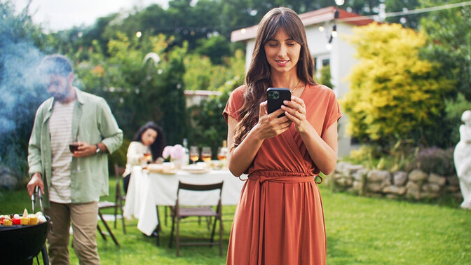 Sevgilinin telefonunu karıştırır mısın?