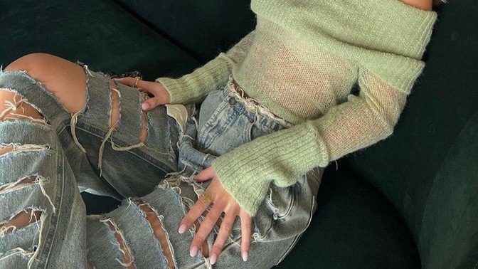 Yırtık jean pantolonlar artık demode bir giyim mi oldu?