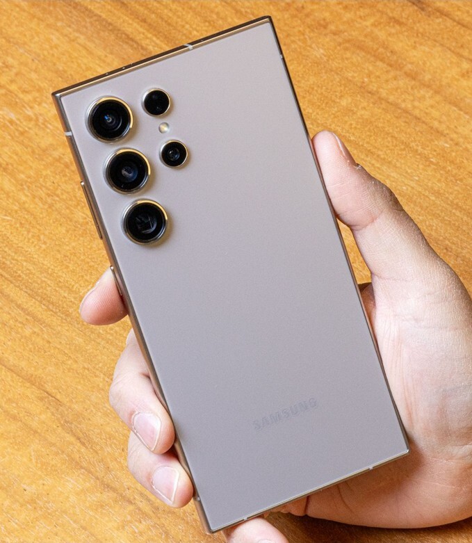 Kavisli telefonlar mi düz telefonlar mi hangi tasarımı beğeniyorsun?
