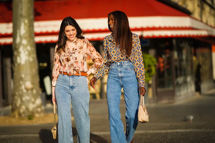 Denim pantolon kombinleri icin bluz mu, basic tişört mü, gömlek mi daha cool durur?