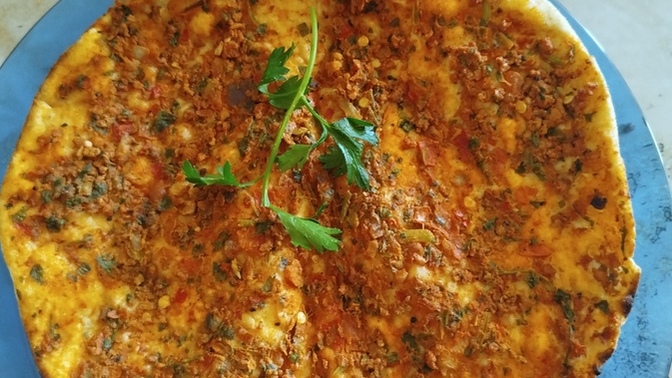 Sence lahmacunun en “efsane” hali hangisi: bol yeşillikli mi yoksa sade mi?