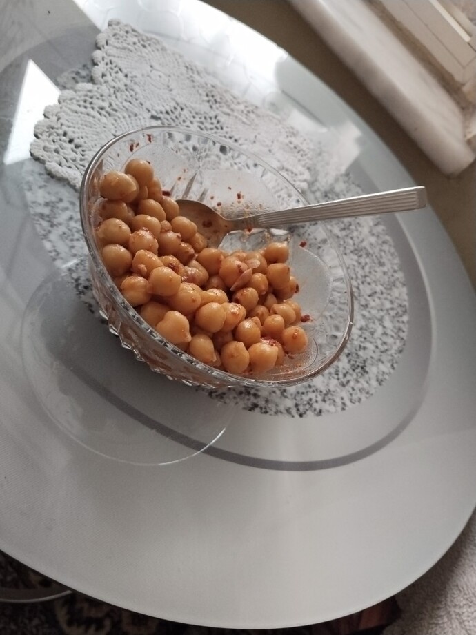 Haşlanmış nohutu kimyon tuz ve pulbiberle böyle yiyen, seven var mı?