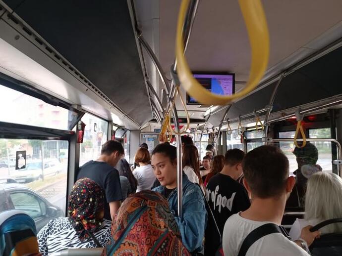Ağzına kadar dolu otobüste küçük çocuklarını kucağına almayıp yanında oturtan insanlara bakış açınız nedir?