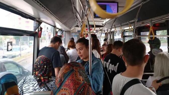 Ağzına kadar dolu otobüste küçük çocuklarını kucağına almayıp yanında oturtan insanlara bakış açınız nedir?