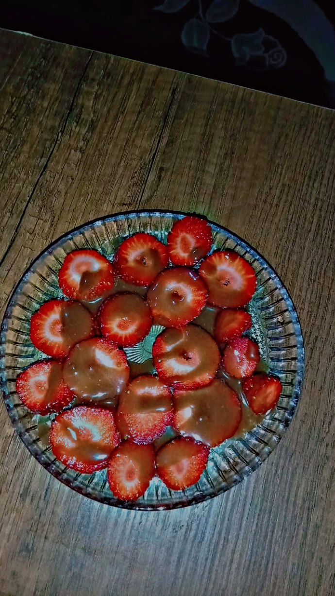 Çilek üzerine çikolata sos mu seversiniz yoksa sade çilek mi tercih edersiniz?