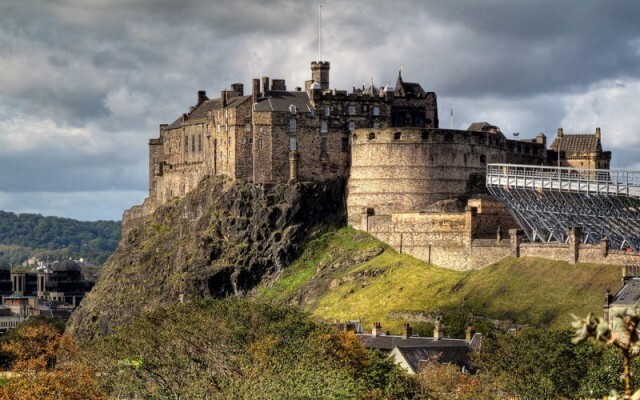 Müsaitsen beraber Edinburgh'da brownie yiyip latte içelim mi?