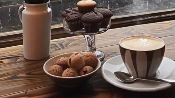 Müsaitsen beraber Edinburgh'da brownie yiyip latte içelim mi?