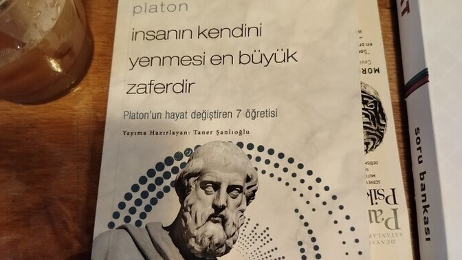 Bilgili insan gerçekten herkesle dost olur mu, yoksa yalnızlaşır mı?