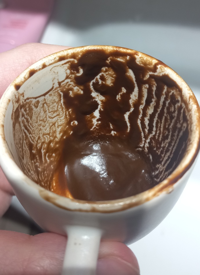 Bu nasil bir sey ilk kez boyle desenler cikmis fincanimda? kahvemi Yorumlayabilen var mi ben anlamadim cok?