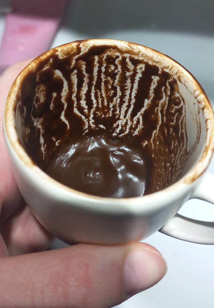 Bu nasil bir sey ilk kez boyle desenler cikmis fincanimda? kahvemi Yorumlayabilen var mi ben anlamadim cok?