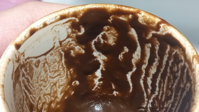 Bu nasil bir sey ilk kez boyle desenler cikmis fincanimda? kahvemi Yorumlayabilen var mi ben anlamadim cok?