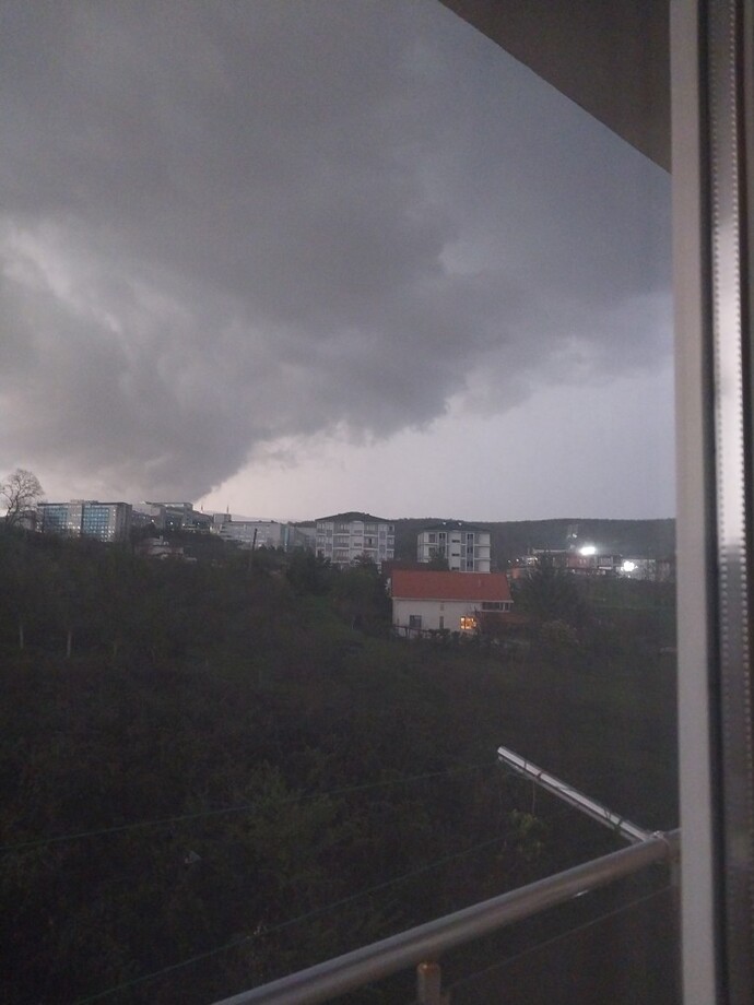Gök gürültüsünden ciddi ciddi korkan tek ben miyim, sizde de var mı?