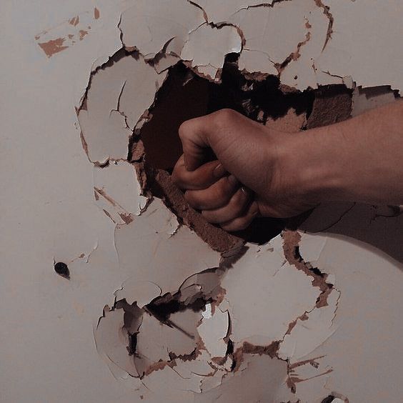 Daha once hic eşyaları yere fırlatmali sinir krizi geciren oldu mu?