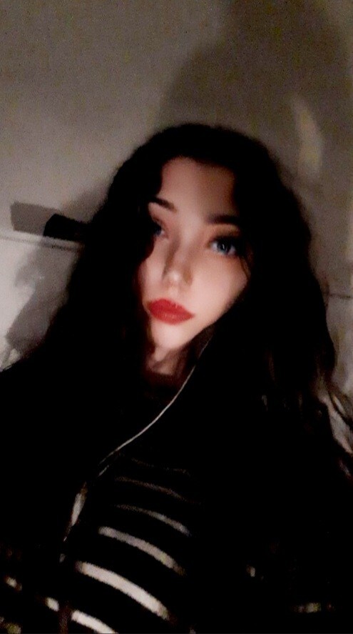 Sizce siyah saçlı hâlim mi yoksa bakır saçlı hâlim mi daha güzel?