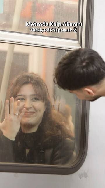 Metroda biri size kalp işareti yaparsa tepkiniz ne olurdu, ne yapardınız?