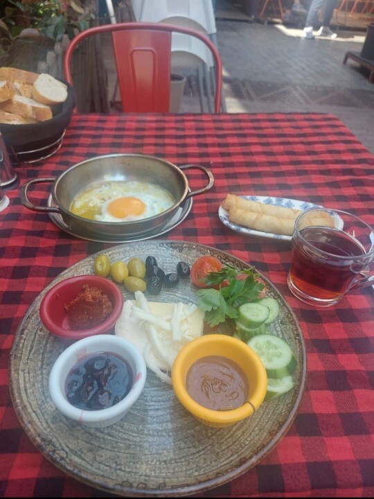 Enflasyon bahane kahvaltı şahane. Günaydın arkadaşlar geç kahvaltılar yapıldı mı?
