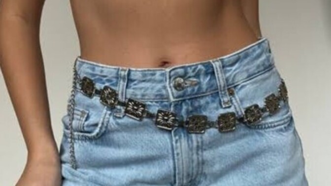 Buz mavisi jean pantolon şık ve güzel görünmek için tek başına yeterli mi?