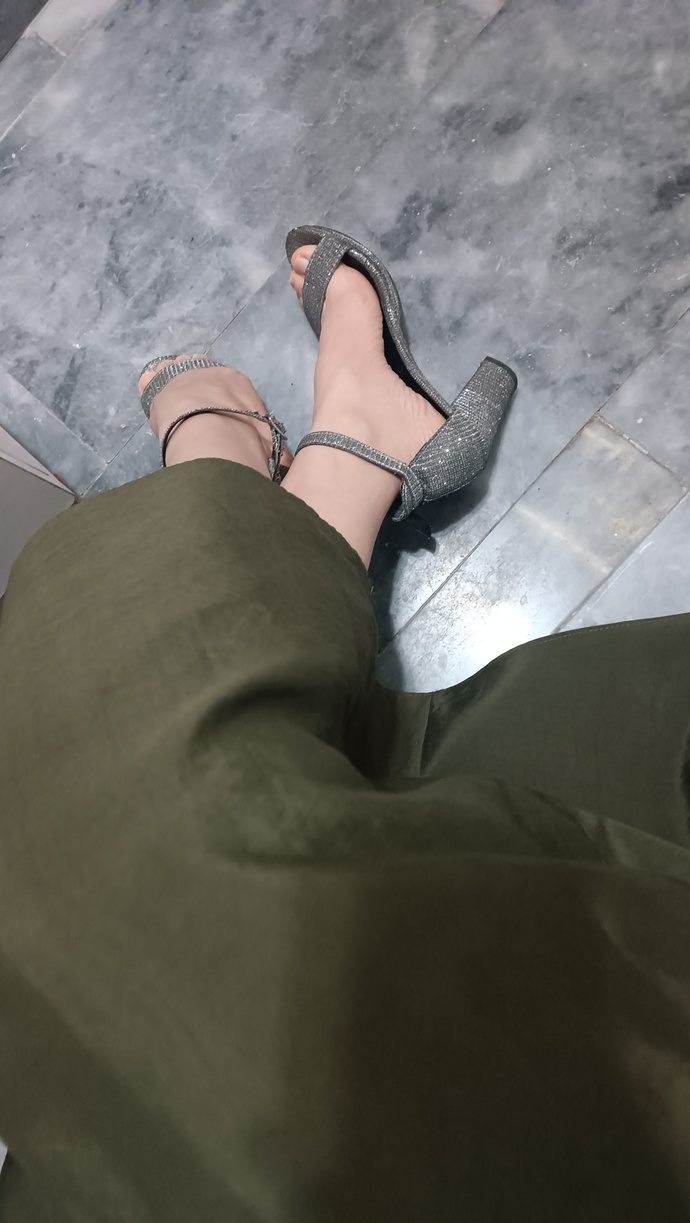 Düğünde topuklu giymek zorunlu mu, spor ayakkabı giysem garip mi olur?