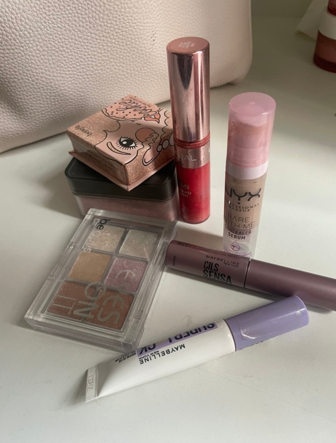 Kızlar günlük makyajı minimuma indirdim, artık sadece gloss sürüp çıksak mı?