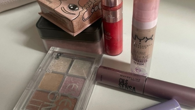 Kızlar günlük makyajı minimuma indirdim, artık sadece gloss sürüp çıksak mı?