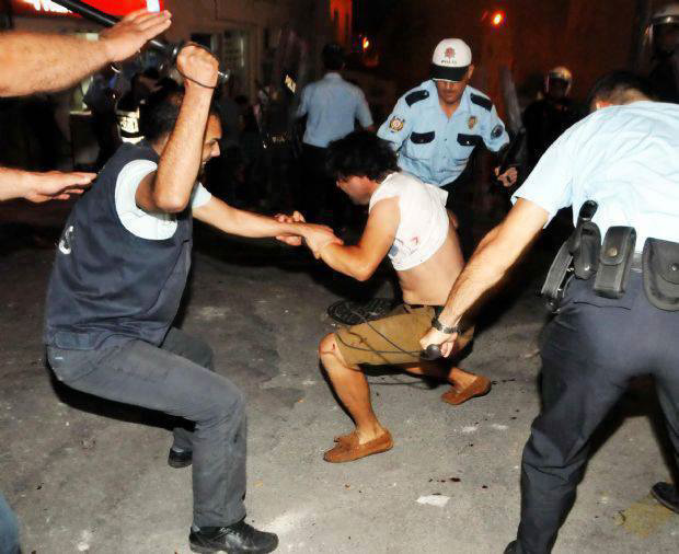 Polislerin toplumdan ziyade siyasi liderlere hizmet etmeleri sizce de saçma değil mi?