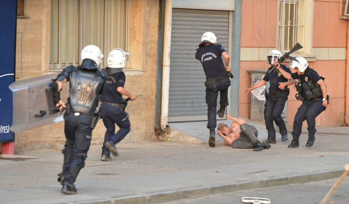 Polislerin toplumdan ziyade siyasi liderlere hizmet etmeleri sizce de saçma değil mi?