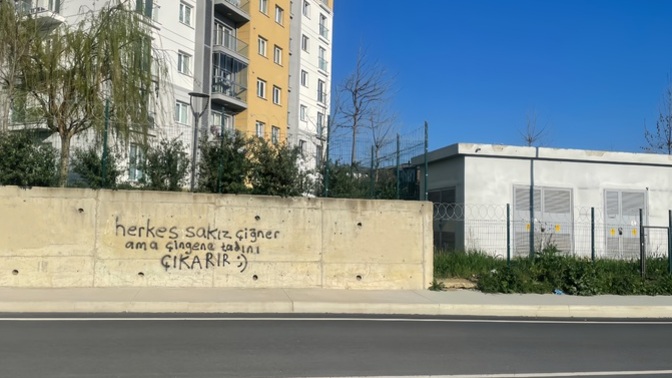 Sence insanlar neden duvarlara yazı yazma ihtiyacı hisseder?
