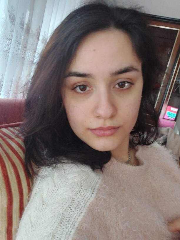 Bu makyaj sizce az mı?