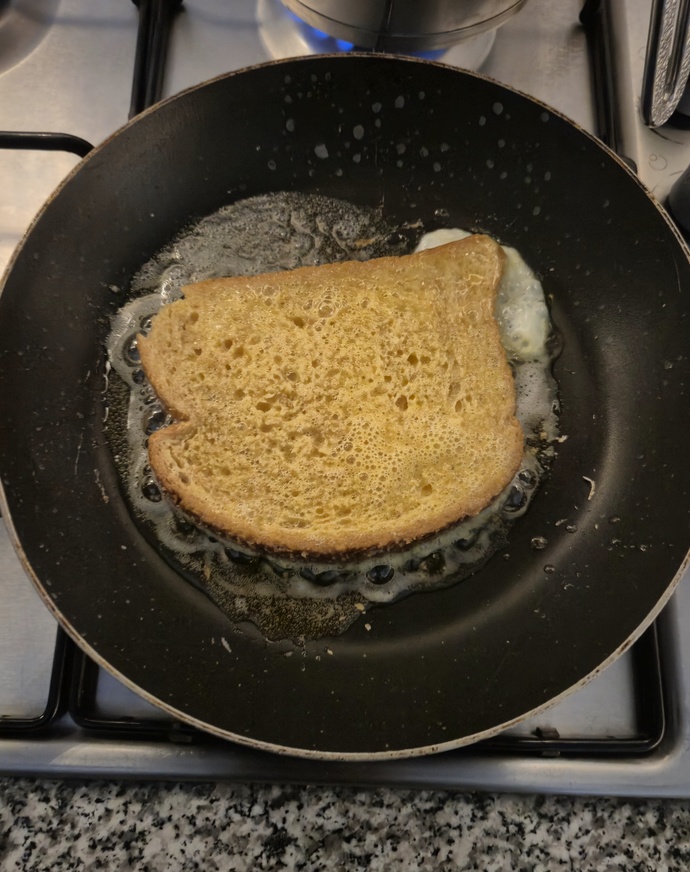 Yumurta yemek için çıktığım yolda sonuç yumurtalı kızarmış ekmek nasıl görünüyor?