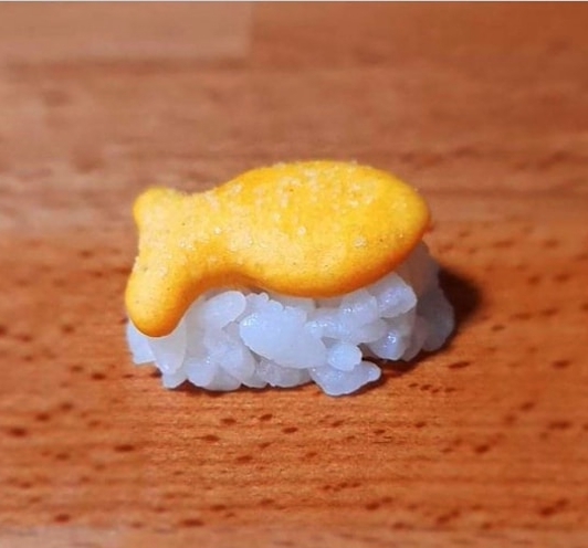 Flörtümden sushi almasını istedim prinç pilavu getirmiş bu fakirlik şakamı?