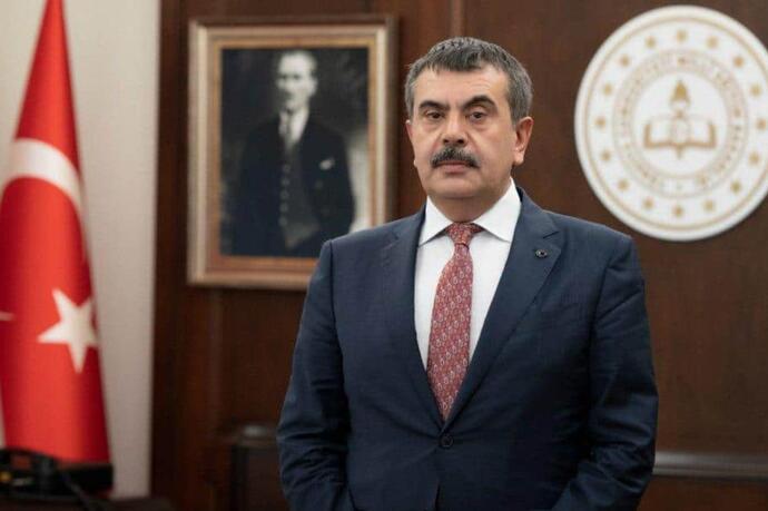 Ne olacak toplumun hali işsizlik garantili bunca üniversite öğrencileri diploması ile boş geziyor?