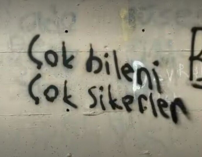 Sevgilimle konuşurken annem kapıyı dinliyor, iliskiye sürekli karışıyorsa ne yapmalıyım?