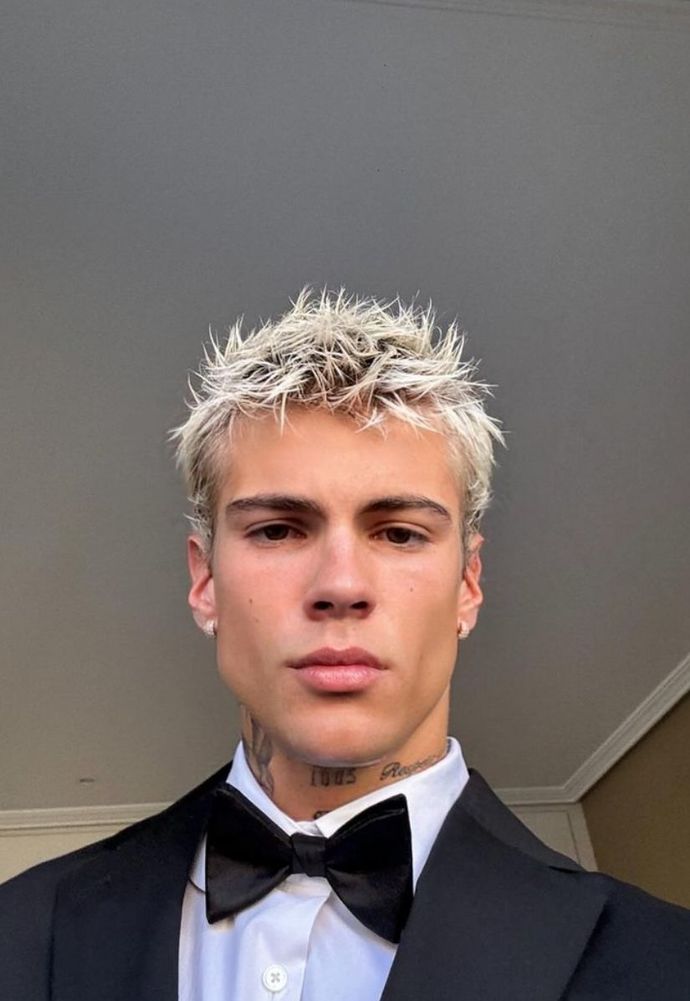 Saçı beyaz erkekleri nasıl buluyorsunuz kızlar?