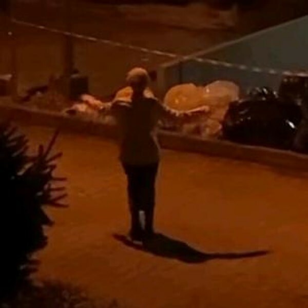 Gece sokakta böyle garip dans eden birini görseniz ne yaparsınız?
