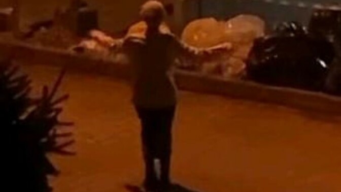 Gece sokakta böyle garip dans eden birini görseniz ne yaparsınız?