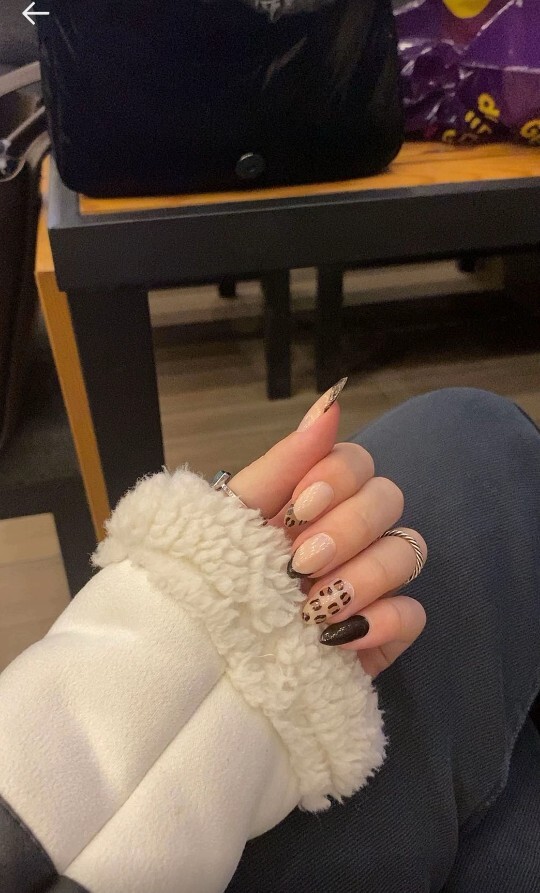 Kızlar bu tırnaklarda hangisi daha iyi olmuş sizce?