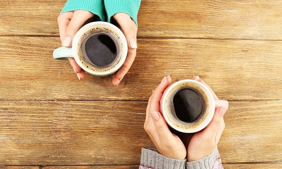 Kiminle oturup romantik bir sohbet eşliğinde kahve içmek istersiniz?