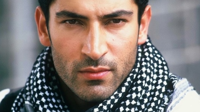 Kenan İmirzalıoğlu mu Kıvanç Tatlıtuğ mu daha yakışıklı?