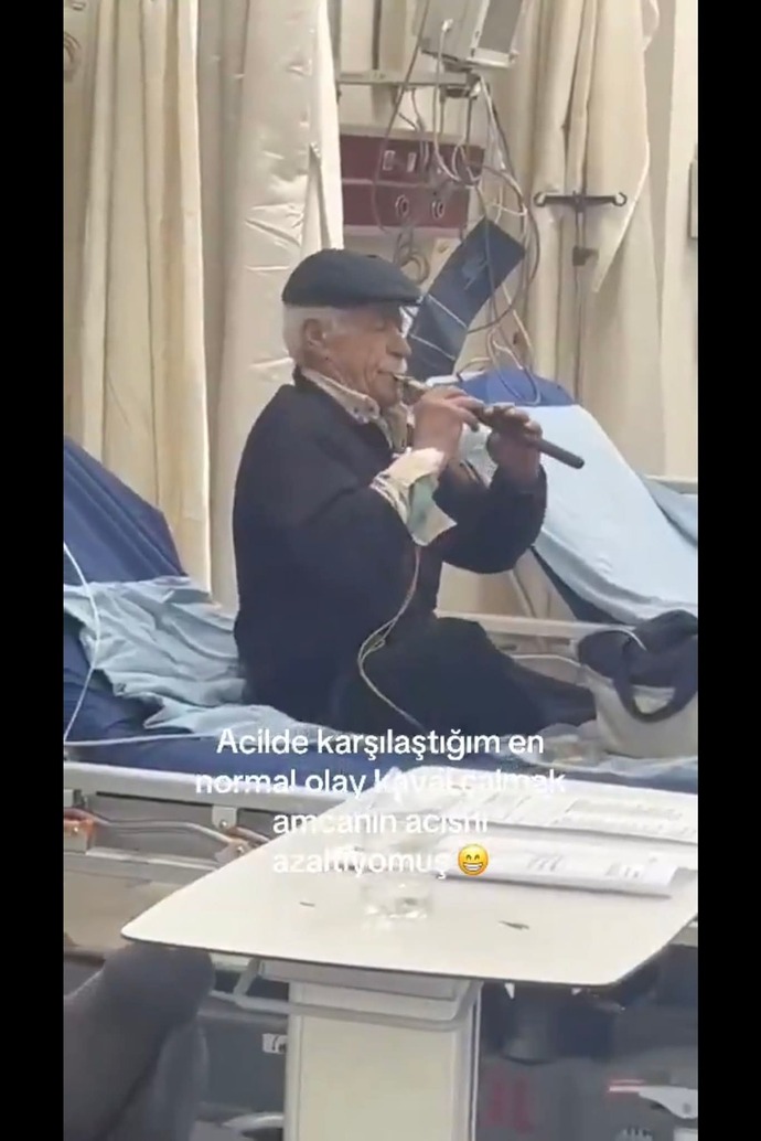 Acil serviste acısını hafifletmek icin kaval çalan yasli amcaya tepkiniz ne olurdu?