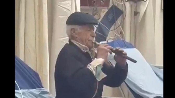 Acil serviste acısını hafifletmek icin kaval çalan yasli amcaya tepkiniz ne olurdu?