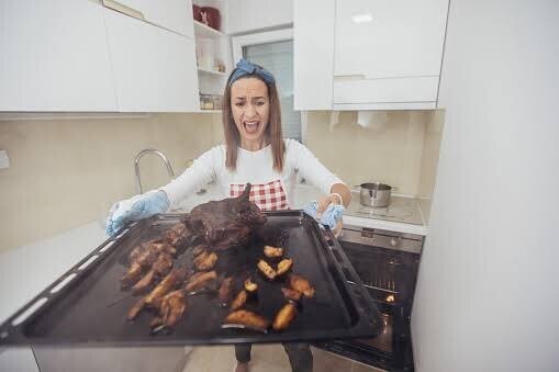 Eşinizin yemek yapmayı bilmemesi kötü bir şey mi?