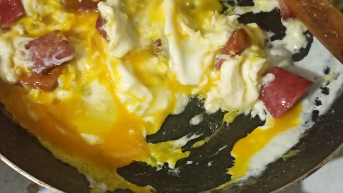 İşe giderken sucuklu yumurta yer misin?