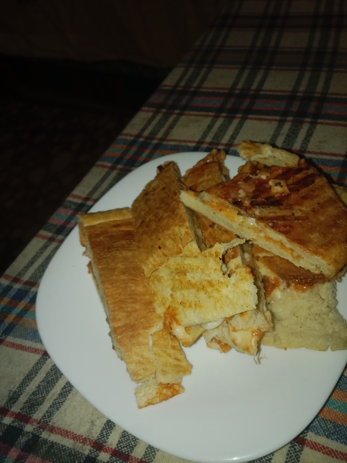 Akşam gece acıkınca tost sevmeyen var mı, siz nasıl yiyorsunuz?