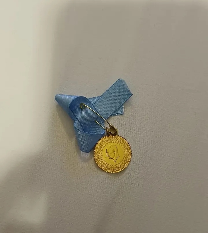 Diyelim ki bir düğüne gittiniz herkes para taktı ama siz çeyrek taktınız içinize oturur mu 😂?