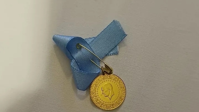 Diyelim ki bir düğüne gittiniz herkes para taktı ama siz çeyrek taktınız içinize oturur mu 😂?